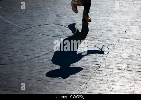 Sones de Floreo (Tricks mit Seil) trat im Xcaret, Mexiko Simulationsspiel, Szene vertretende Staat Jalisco. Stockfoto