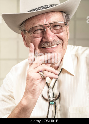 Lächelnder kaukasischen Mann in Cowboy-Hut Stockfoto