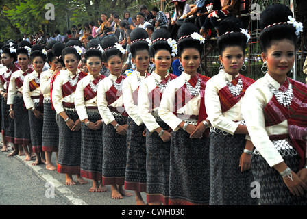 Traditionelle Thai Kostüm getragen auf die Kerze und Wachs Festival (Khao Phansa) am 08.02.2012 in Ubon Ratchathani nordöstlichen Thailan Stockfoto