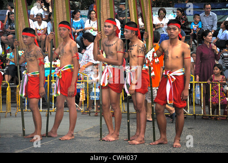 Traditionelle Thai Kostüm getragen auf die Kerze und Wachs Festival (Khao Phansa) am 08.02.2012 in Ubon Ratchathani nordöstlichen Thailan Stockfoto