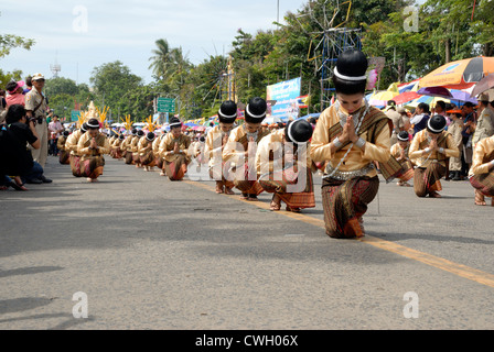 Traditionelle Thai Kostüm getragen auf die Kerze und Wachs Festival (Kao Phansa) am 08.02.2012 in Ubon Ratchathani Nordost-Thailand Stockfoto