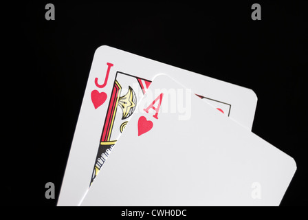 Black Jack Karten per hand auf schwarzem Hintergrund Stockfoto