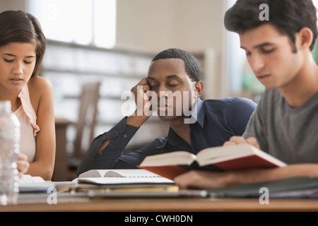 Gelangweilt Studierender mit Freunden Stockfoto