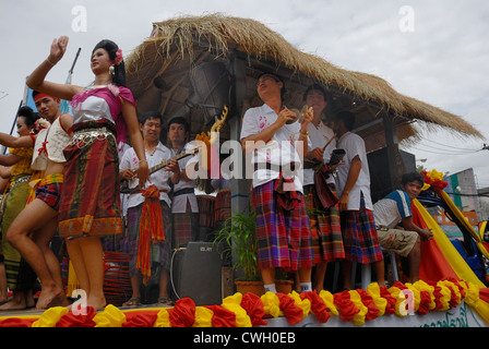 Thai traditionelle Musik-Bands am Kerze und Wachs Festival (Khao Phansa) am 08.02.2012 in Ubon Ratchathani. Nordost-Thailand Stockfoto