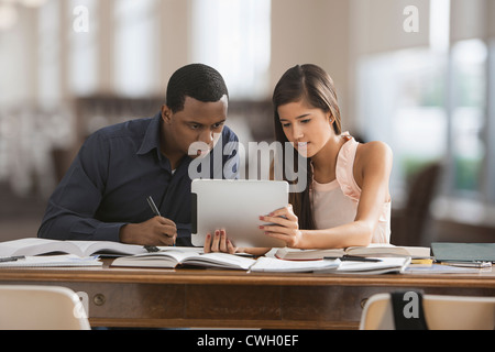 Freunde Studium mit digital-Tablette Stockfoto