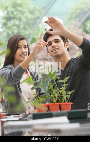 Studierende, die im Gewächshaus Stockfoto