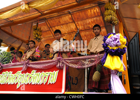 Thai traditionelle Musik-Bands am Kerze und Wachs Festival (Kao Phansa) am 08.02.2012 in Ubon Ratchathani. Nordost-Thailand Stockfoto