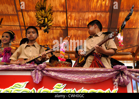 Thai traditionelle Musik-Bands am Kerze und Wachs Festival (Kao Phansa) am 08.02.2012 in Ubon Ratchathani. Nordost-Thailand Stockfoto