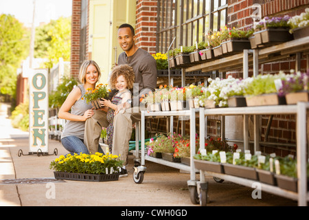 Familie im Blumenladen Stockfoto
