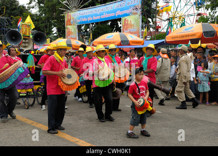 Thai traditionelle Musik-Bands am Kerze und Wachs Festival (Khao Phansa) am 08.02.2012 in Ubon Ratchathani. Nordost-Thailand Stockfoto