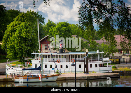 Idyllische Sommerszene am Göta Kanal ("Gotha-Canal") in Trollhättan, Schweden Stockfoto