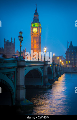 Westminster Bridge bei Nacht mit Big Ben und den Houses of Parliament auf der anderen Seite der Themse Stockfoto