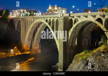 Monroe Street Bridge in Spokane, Washington bei Nacht Stockfoto