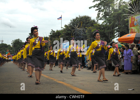 Traditionelle Thai Kostüm getragen auf die Kerze und Wachs Festival (Kao Phansa) am 08.02.2012 in Ubon Ratchathani Nordost-Thailand Stockfoto