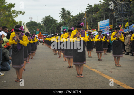 Traditionelle Thai Kostüm getragen auf die Kerze und Wachs Festival (Kao Phansa) am 08.02.2012 in Ubon Ratchathani Nordost-Thailand Stockfoto