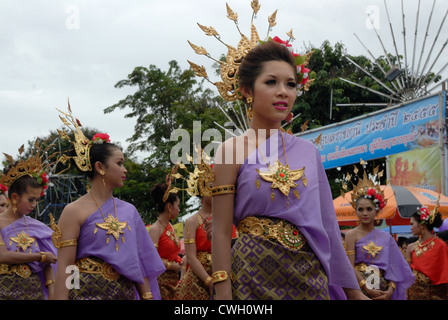 Traditionelle Thai Kostüm getragen auf die Kerze und Wachs Festival (Kao Phansa) am 08.02.2012 in Ubon Ratchathani Nordost-Thailand Stockfoto