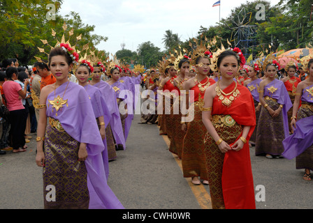 Traditionelle Thai Kostüm getragen auf die Kerze und Wachs Festival (Kao Phansa) am 08.02.2012 in Ubon Ratchathani Nordost-Thailand Stockfoto