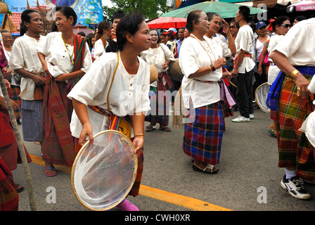 Traditionelle Thai Kostüm getragen auf die Kerze und Wachs Festival (Kao Phansa) am 08.02.2012 in Ubon Ratchathani Nordost-Thailand Stockfoto