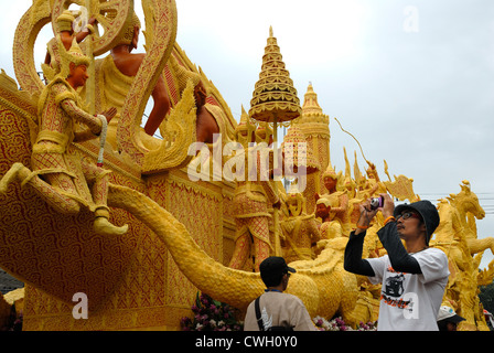 Touristen fotografieren die entgegenkommenden Kerze Schnitzereien am 08.03.2012 in Ubon Ratchathani Nordost-Thailand Stockfoto