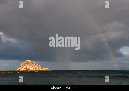 Regenbogen über Shark Island, Koh Tao (Turtle Island), Provinz Surat Thani, Thailand Stockfoto