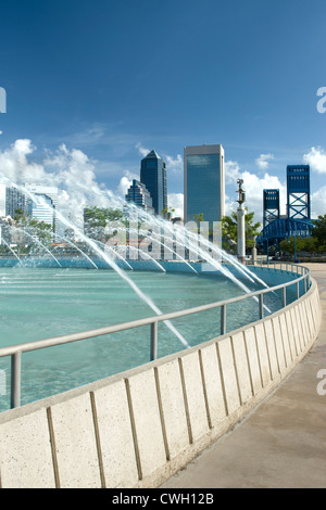 FREUNDSCHAFT BRUNNEN (© TAYLOR HARDWICK 1963) ST. JOHNS RIVER PARK SKYLINE VON DOWNTOWN JACKSONVILLE FLORIDA USA Stockfoto