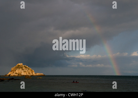 Regenbogen über Shark Island & Kajakfahrer, Koh Tao (Turtle Island), Provinz Surat Thani, Thailand Stockfoto