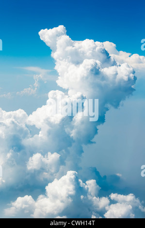 Flauschige Wolken schoss aus Flugzeugfenster Stockfoto