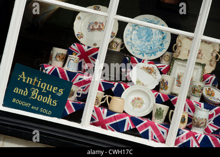 Antiquitätengeschäft mit Royal Erinnerungsstücke und Union Jacks im Fenster. Presteigne, Powys, Wales Stockfoto