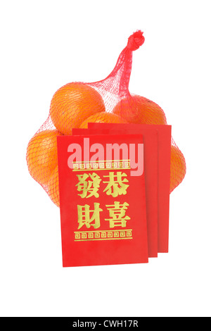 Chinesisches Neujahr rot-Pakete und Orangen auf weißem Hintergrund Stockfoto