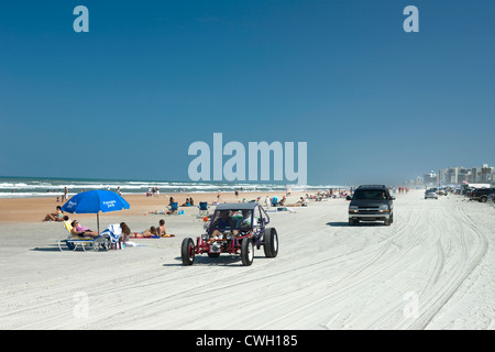 DÜNENBUGGIES AUTOS FAHREN AUF DEN STRAND DAYTONA BEACH FLORIDA USA Stockfoto