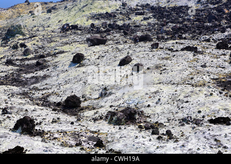 Schwefel-Feld an den Hängen des Krakatau Vulkan auf der Insel Krakatau in der Sunda-Straße. Stockfoto