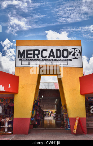 Eingang zum Markt 28 (Mercado 28) eine Open-Air-Flohmarkt, Cancun, Halbinsel Yucatan, Quintana Roo, Mexiko Stockfoto