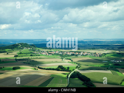 Busse, aerial Blick über Busse mit Blick auf die Wallfahrtskirche des Heiligen Johannes des Täufers Stockfoto