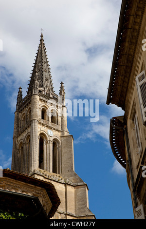 Saint Emilion Monolithic Kirche entnommen einer nahe gelegenen Gasse in Saint Emilion, Südfrankreich Stockfoto