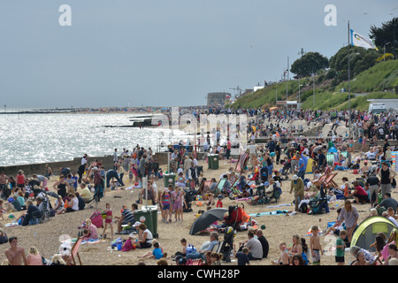 Clacton auf überfüllten Strand Stockfoto