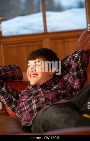 Teenager, die entspannend auf Sofa Stockfoto