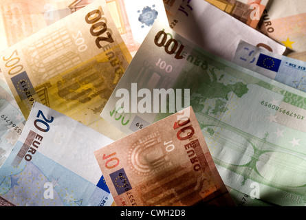 Euromuenzen auf ungeordnete Euro-Banknoten in verschiedenen Konfessionen Stockfoto