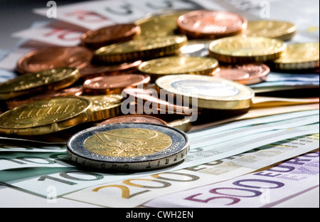 Euromuenzen Berlin, auf verschiedenen Kompartimenten der Euro-Banknoten Stockfoto