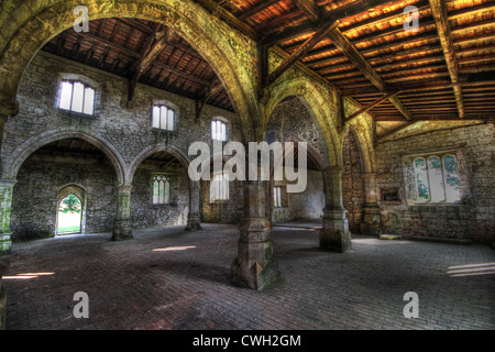Gotische Kirche Innenraum - gruselige verlassene mittelalterliche Kirche Stockfoto