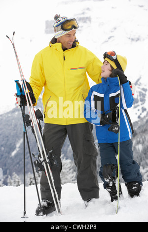 Vater und Sohn im Skiurlaub In Bergen Stockfoto