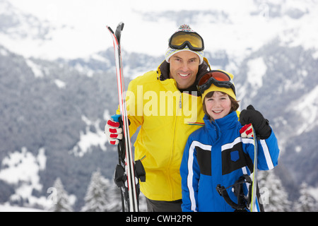 Vater und Sohn im Skiurlaub In Bergen Stockfoto