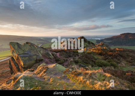 Ramshaw Felsen mit Blick auf den Staffordshire-Ebenen. Stockfoto