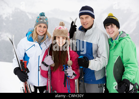 Familie im Skiurlaub In Bergen Stockfoto