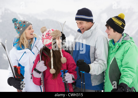 Familie im Skiurlaub In Bergen Stockfoto