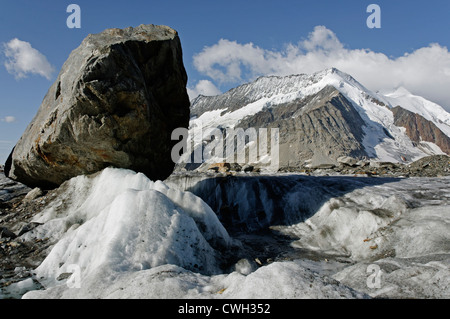 Ein Rock-Pilz auf einem Gletscher in den europäischen Alpen Stockfoto