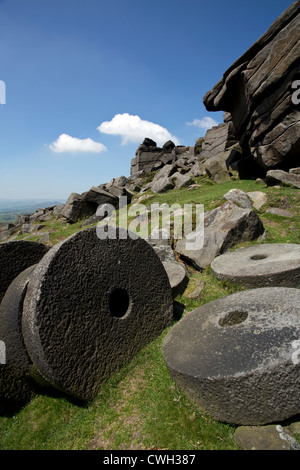 Mühlsteine auf Stanage Edge im Peak District Derbyshire England aufgegeben Stockfoto