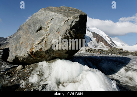 Ein Rock-Pilz auf einem Gletscher in den europäischen Alpen Stockfoto