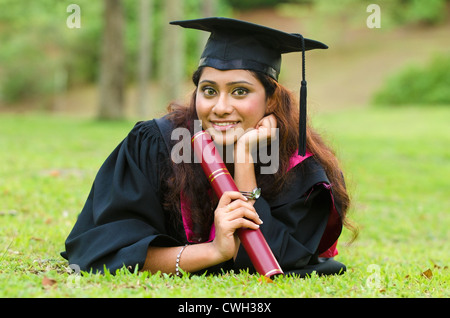 indische weibliche Absolventin Verlegung Stockfoto