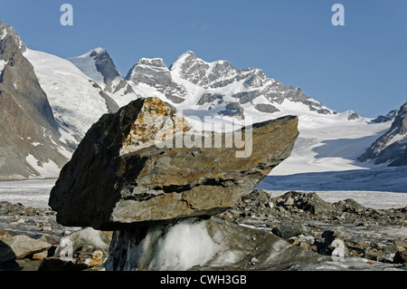 Ein Rock-Pilz auf einem Gletscher in den europäischen Alpen Stockfoto