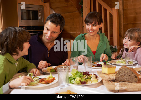 Familie Mahlzeit In Alphütte gemeinsam genießen Stockfoto